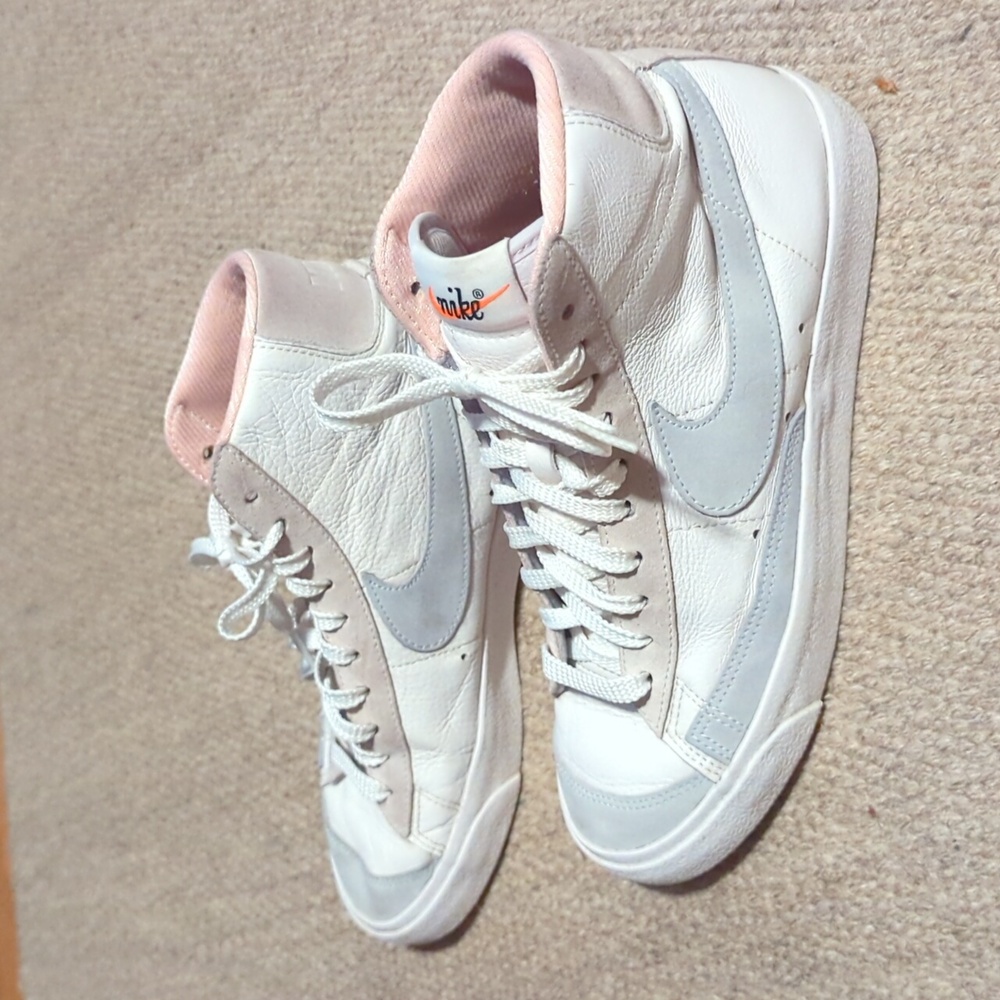 Nike Women's High-Top Sneakers in White, Light Gray and Pink